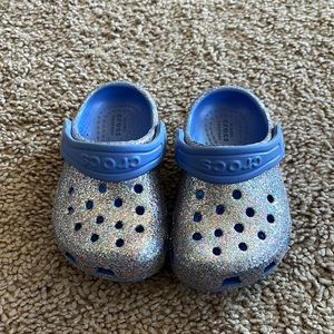 Blue/Violet glitter Crocs 4C